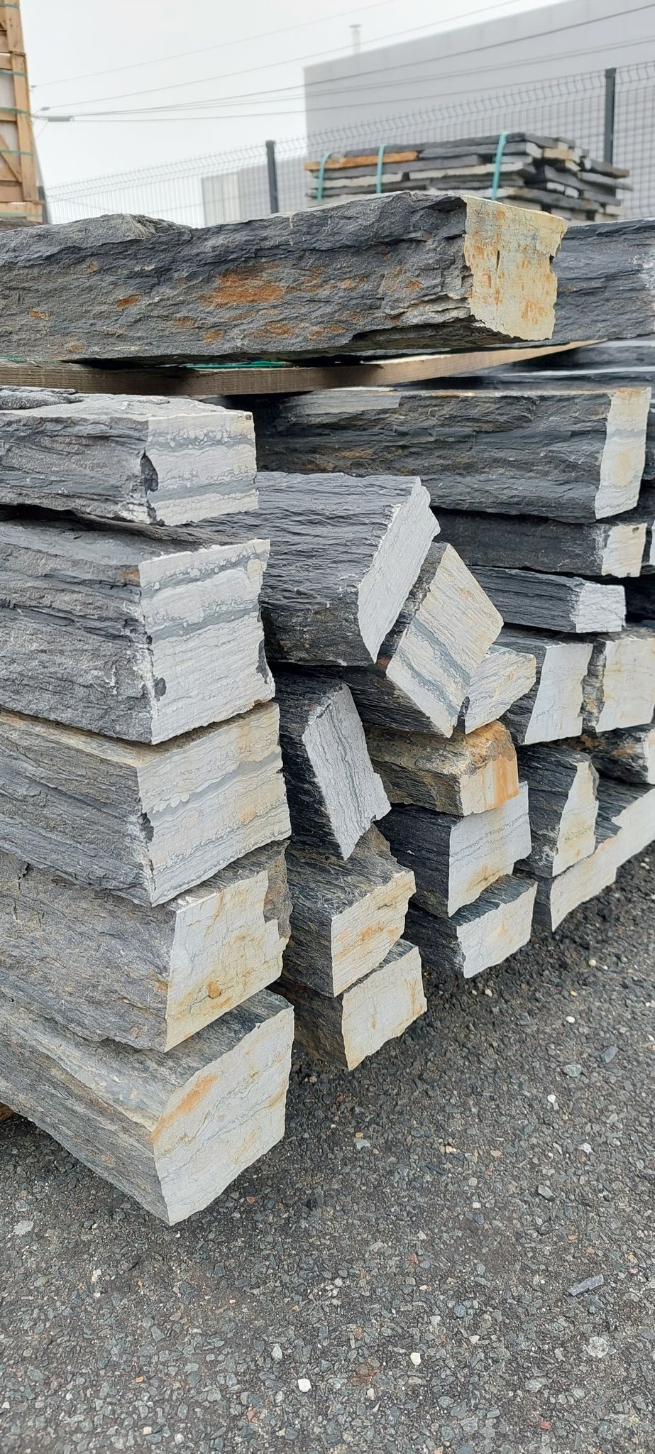Piquet de schiste 150cm 2 bords sciés